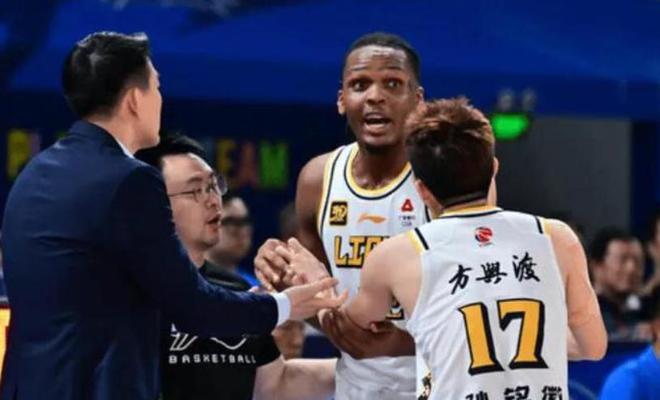 香港金牛卡爾頓內(nèi)線霸主展現(xiàn)驚人實力，以超八成命中率轟下19分10板