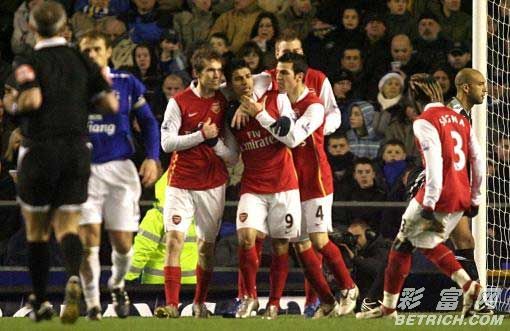 槍迷狂歡之夜！阿森納5星閃耀，引領(lǐng)籃球熱潮與足球盛事交織的體育盛宴