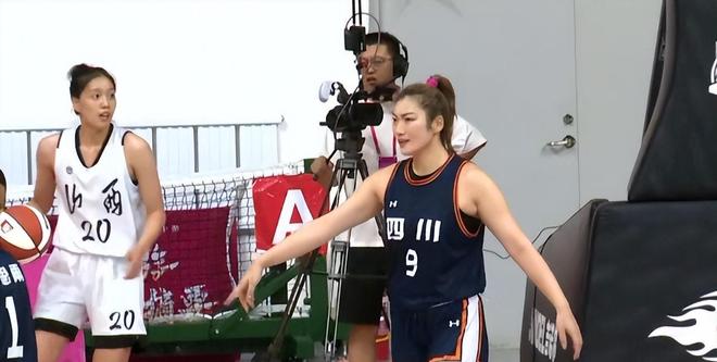 李夢炸裂表現(xiàn)引熱議，宮魯鳴應召喚她重返國家隊，兩戰(zhàn)砍下23投52分14助！