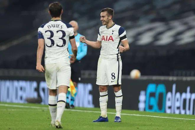 C羅閃耀賽場(chǎng)，12場(chǎng)11球3助攻的榮耀時(shí)刻，展現(xiàn)無(wú)與倫比的進(jìn)攻實(shí)力