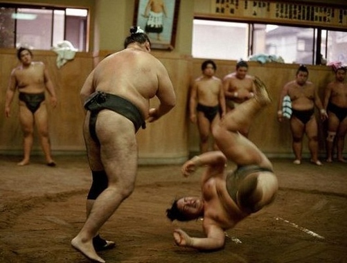 八村塁與相撲士的奇特訓(xùn)練，勇士更衣室的秘密與網(wǎng)友的誤解