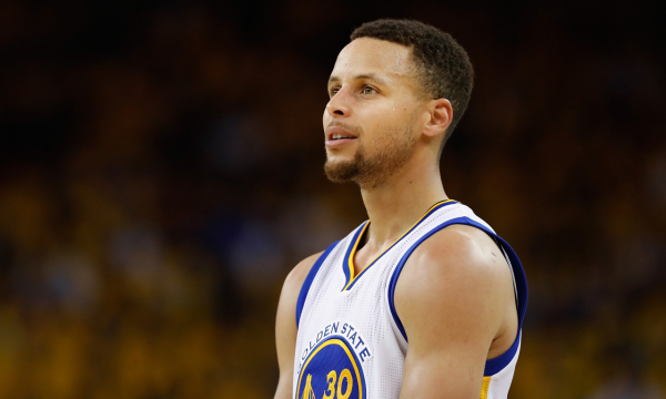 庫(kù)里賽季體重增至200磅，新秀時(shí)期的輕盈已蛻變?yōu)槌墒斓闹亓考?jí)力量