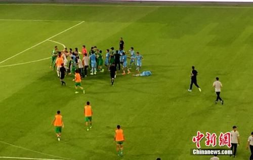 中國(guó)青少年足球賽場(chǎng)驚現(xiàn)丑聞，家長(zhǎng)教練沖突引發(fā)球場(chǎng)暴力事件