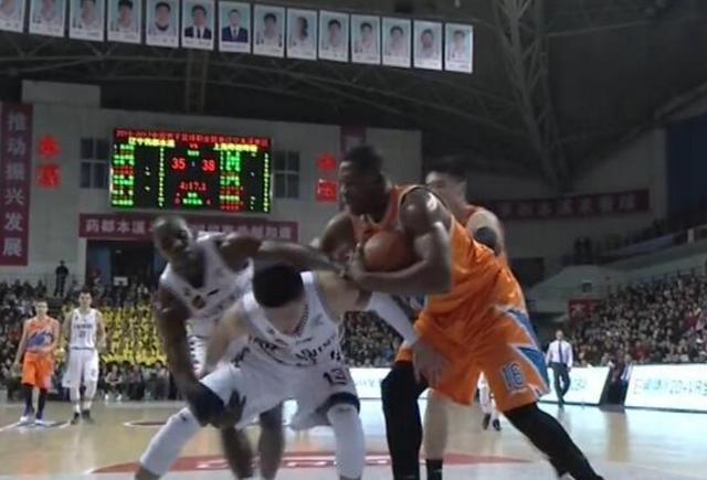 亞布塞萊狀態(tài)低迷，NBA賽場表現(xiàn)引關(guān)注