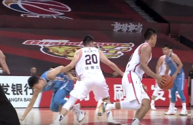 高詩巖遭推倒，達林犯規(guī)！新西蘭強攻得手背后的NBA賽場風云