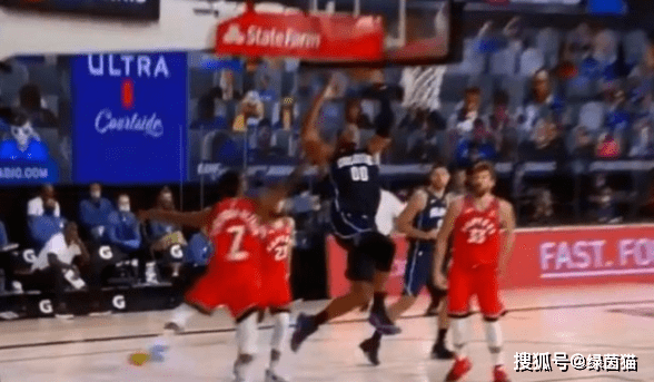 NBA賽場(chǎng)驚現(xiàn)激烈碰撞，球員空中遭遇肘擊襠部引發(fā)爭(zhēng)議，是防守還是攻擊？
