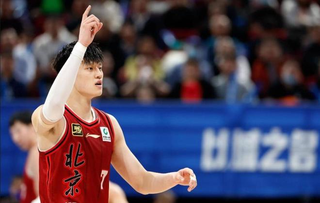 王俊杰的巧妙轉(zhuǎn)身與停球，NBA賽場(chǎng)上的驚喜瞬間