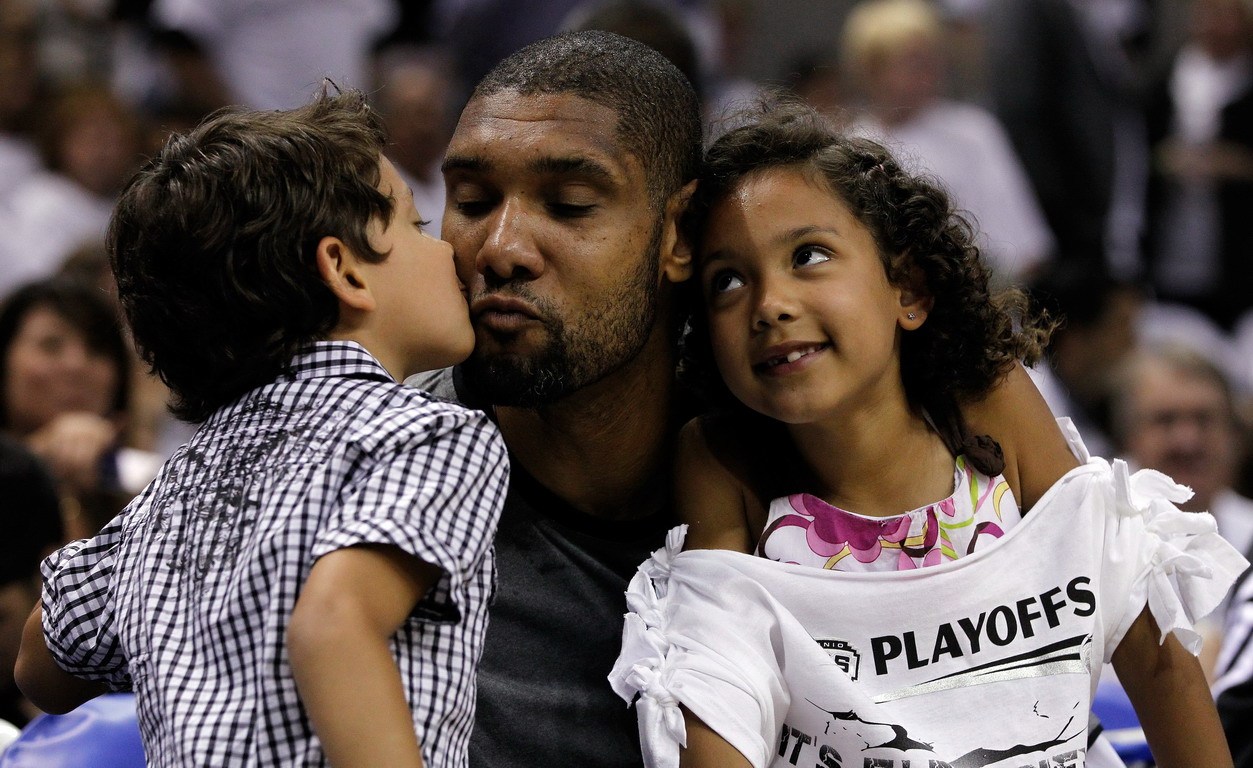 鄧肯攜女友現(xiàn)身排球賽場，見證女兒從籃球轉(zhuǎn)向排球的飛躍時刻