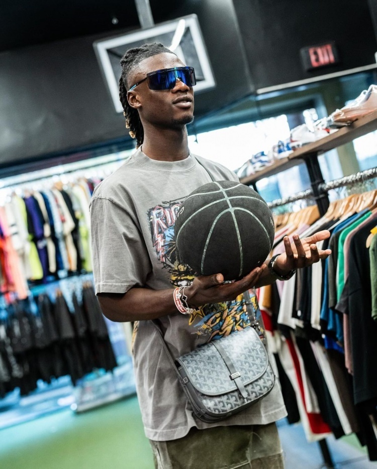 NBA賽場(chǎng)驚現(xiàn)爭(zhēng)議瞬間，加維比賽中對(duì)維尼修斯做出四手勢(shì)，引發(fā)全球熱議