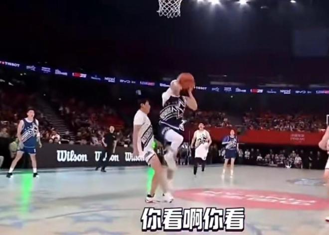范志毅參加名人籃球賽，意外伸腿絆倒對(duì)手，籃球場(chǎng)上的一次意外紛爭(zhēng)