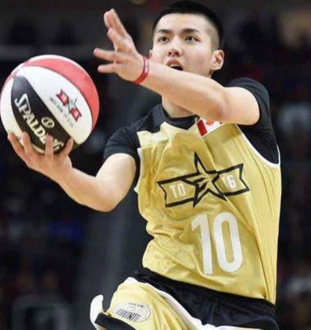 范志毅參加名人籃球賽，意外伸腿絆倒對(duì)手，籃球場(chǎng)上的一次意外紛爭(zhēng)