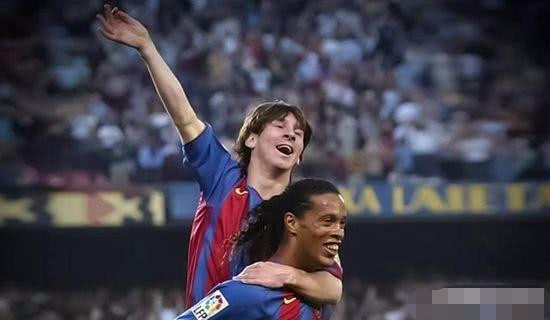 西甲經(jīng)典瞬間再現(xiàn)，小羅與梅西的深情擁抱，萊萬亞馬爾攜手巴薩創(chuàng)歷史