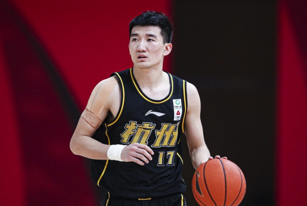 廣廈總經(jīng)理揭秘，季后賽多人帶傷作戰(zhàn)，眾多球員依賴封閉與消炎針奮戰(zhàn)