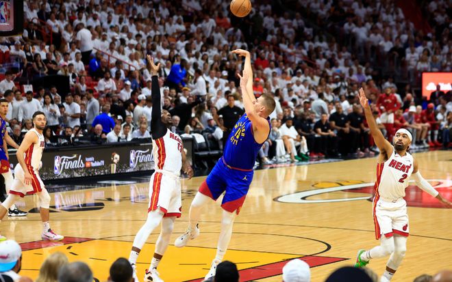 布勞恩閃耀瞬間，關(guān)鍵三分與犯規(guī)反擊，兩罰全中定乾坤