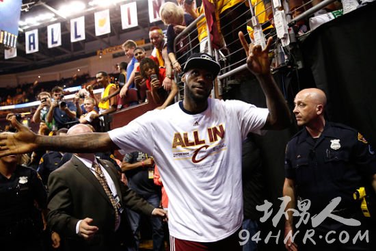 詹姆斯宅家高爾夫游戲風(fēng)采，虛擬巡回賽奪冠榮耀時刻