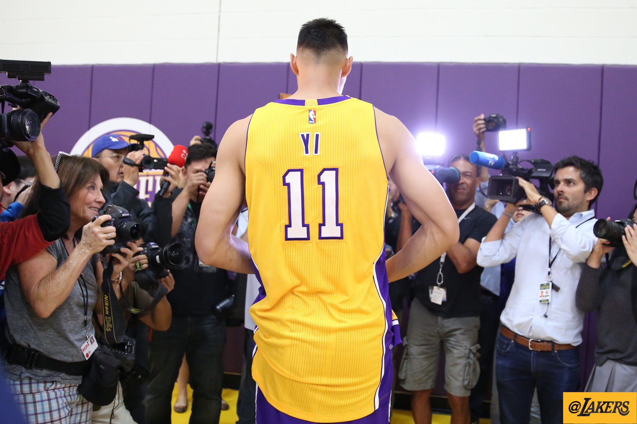 易建聯(lián)NBA卡價值評估，現(xiàn)狀與交易市場觀察