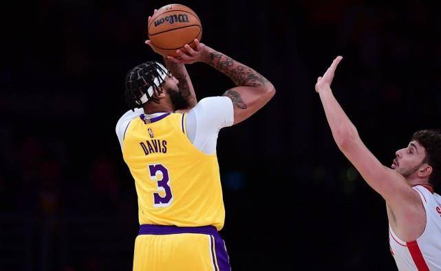 迪文岑佐手感遇冷，三分球13投僅3中，仍獲17分與5助攻展現(xiàn)實(shí)力