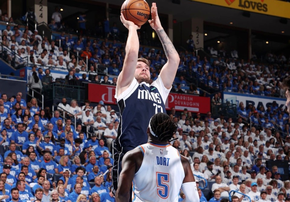 手感波動(dòng)，東契奇遭遇投籃困境，18投4中仍展現(xiàn)堅(jiān)韌斗志