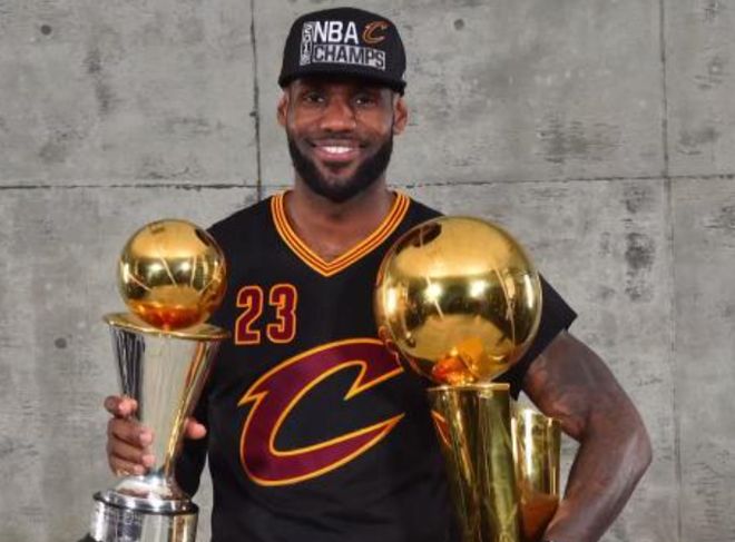 NBA重磅時(shí)刻，外星人與國王的合照，文班亞馬與詹姆斯共創(chuàng)傳奇