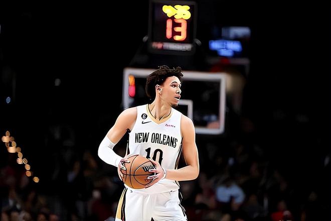 海斯?fàn)顟B(tài)火熱，14分鐘投籃2中2貢獻(xiàn)4分2籃板1助攻，引領(lǐng)球隊(duì)新篇章