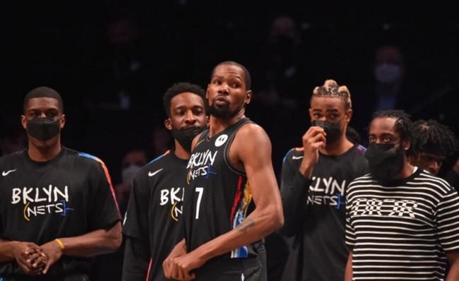 海斯?fàn)顟B(tài)火熱，14分鐘投籃2中2貢獻(xiàn)4分2籃板1助攻，引領(lǐng)球隊(duì)新篇章