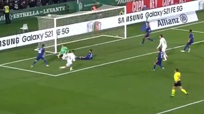 范德貝克橫傳造烏龍，越位爭(zhēng)議引發(fā)進(jìn)球無(wú)效風(fēng)波