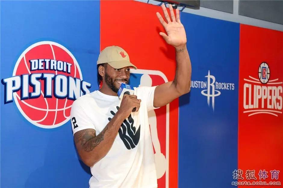 中國相聲演員孫越現(xiàn)身NBA賽場，熱情觀戰(zhàn)支持崔永熙并獲贈專屬7號球衣