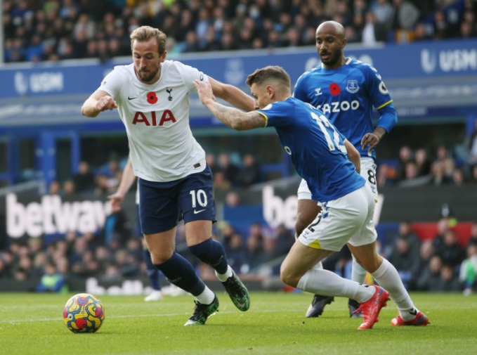 老雷熱刺錯(cuò)失轉(zhuǎn)會(huì)良機(jī)，埃澤如卡里克般溜走，列維截胡再現(xiàn)江湖