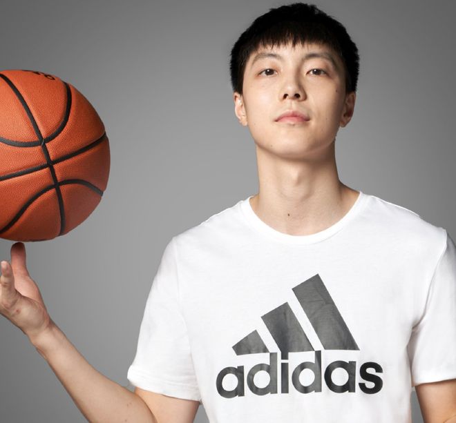 周鵬等大咖齊聚，共襄盛舉，NBA實(shí)時(shí)訊息下的冠軍揭曉之夜