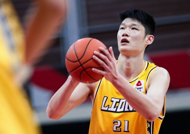 胡金秋展現(xiàn)半場(chǎng)神勇，8中6獨(dú)得13分，正負(fù)值+16引領(lǐng)球隊(duì)走向勝利