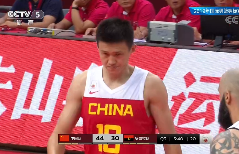 山東男籃教練組親臨泰山隊(duì)現(xiàn)場(chǎng)助陣，邱彪首次體驗(yàn)震撼之旅