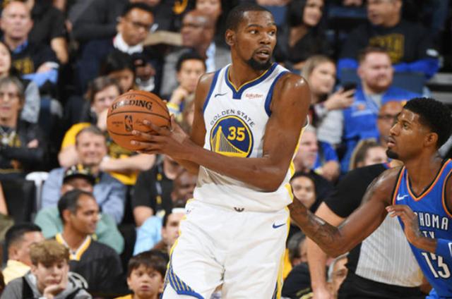 NBA賽場(chǎng)風(fēng)云變幻，[流言板]白熱化時(shí)刻詹姆斯與杜蘭特的籃下對(duì)決