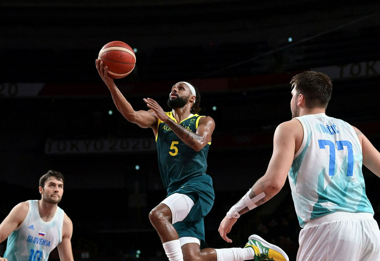 佩里閃耀全場，31分14籃板，引領(lǐng)球隊(duì)走向勝利的關(guān)鍵之戰(zhàn)