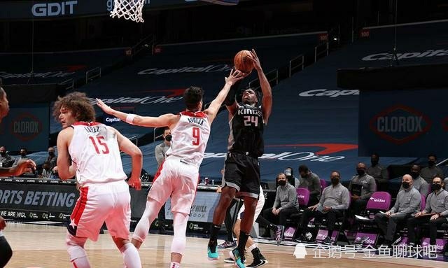 庫里手感遇冷，NBA賽場流言板掀起波瀾——連續(xù)兩次三分嘗試不中的挑戰(zhàn)