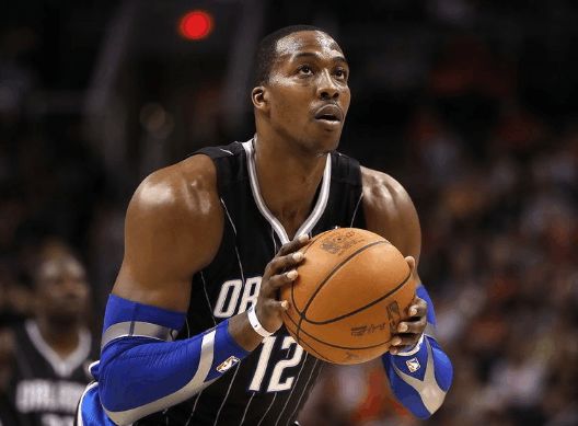 創(chuàng)造歷史，父子傳承，詹姆斯父子離場照引發(fā)NBA熱議