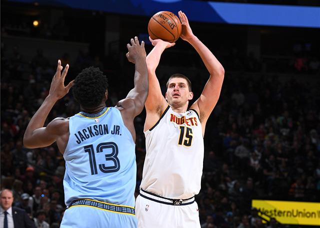 約基奇半場(chǎng)獨(dú)攬三雙，掘金隊(duì)展現(xiàn)統(tǒng)治力風(fēng)采