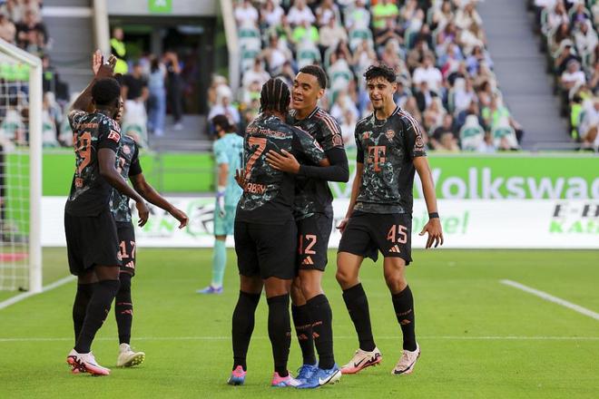 拜仁一展雄風(fēng)，格納布里精準(zhǔn)傳中，凱恩凌空墊射破門，霸氣領(lǐng)跑賽場(chǎng)