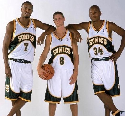 NBA賽場動態(tài)與曼聯(lián)歐戰(zhàn)困境，兩大體育焦點熱議不斷