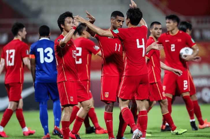 國足一年八戰(zhàn)東南亞球隊展現(xiàn)韌性，曼谷雨夜下的不屈斗志