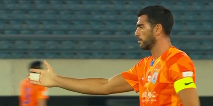 沖天炮！王燊超禁區(qū)外凌空抽射，直接飛上看臺(tái)——NBA賽場(chǎng)上的意外瞬間