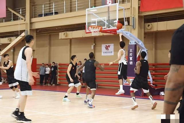 建議，驚現(xiàn)籃球新星，17歲身高2米29的天才少年，將成為男籃未來(lái)勁敵？