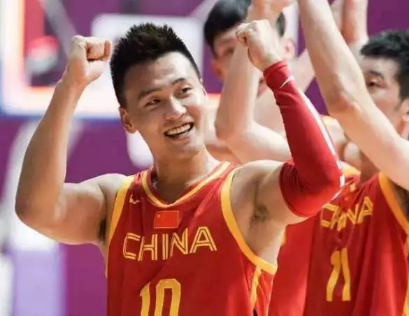 乘勝追擊！王俊杰展現(xiàn)強(qiáng)悍攻勢(shì)，兩罰全中助力中國(guó)男籃擴(kuò)大領(lǐng)先