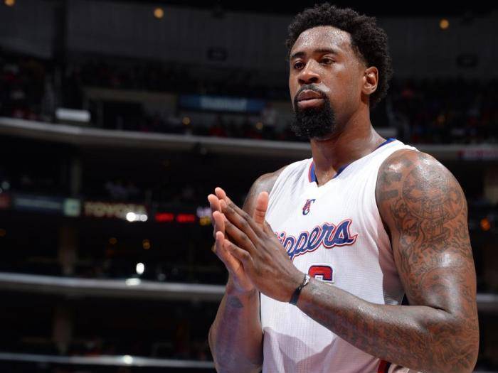 星怎么會被小三月摁倒？揭秘NBA賽場上的意外瞬間