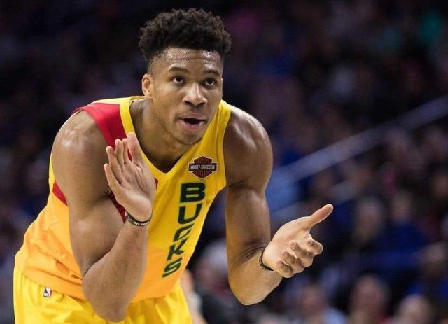 字母哥震撼籃下，無人能擋的暴扣王者——NBA賽場上的得分狂歡