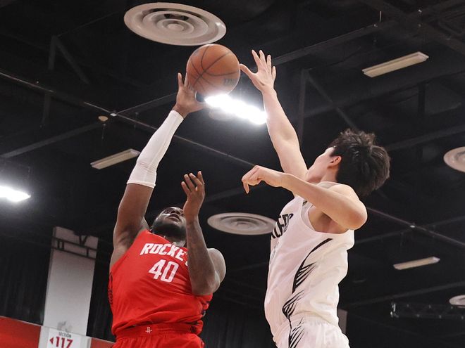 楊瀚森夏聯(lián)展現(xiàn)全面實力，場均得分破雙，蓋帽引領防守新篇章