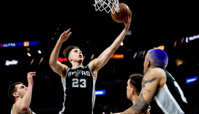 約基奇在比賽末節(jié)扶膝休息，負(fù)荷過(guò)重，NBA巨星的背后故事