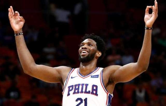 約基奇在比賽末節(jié)扶膝休息，負(fù)荷過(guò)重，NBA巨星的背后故事