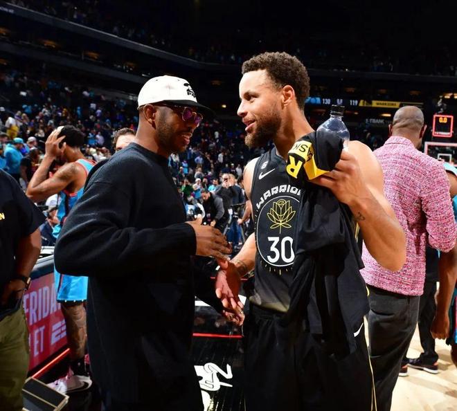 庫(kù)里詹皇聯(lián)手傳聞揭秘，勇士多次向湖人詢價(jià)，交易籌碼曝光