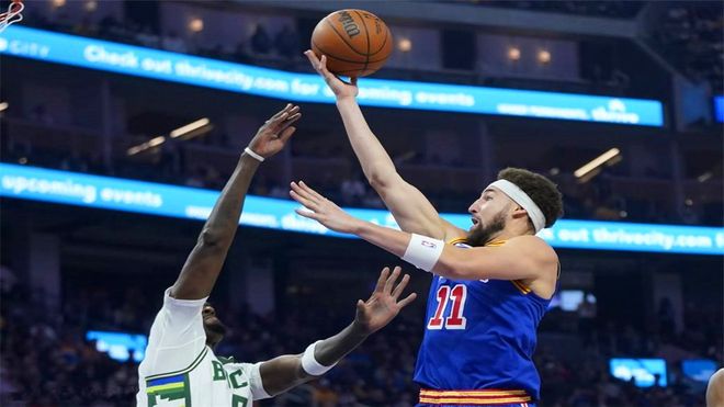 庫里再次奪冠，眼角抹淚，獎杯雖重要，家人更珍貴