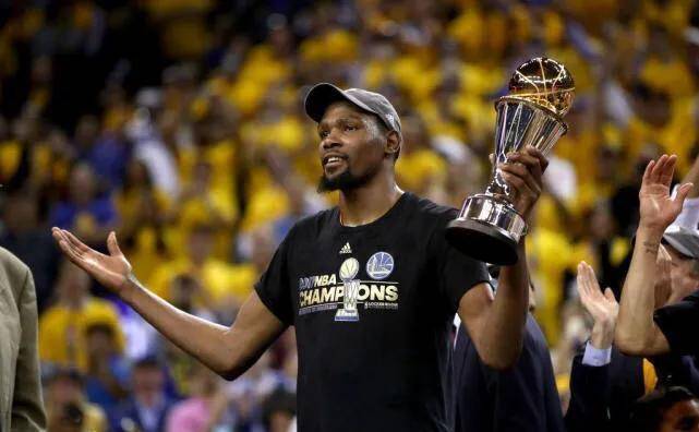 庫里再次奪冠，眼角抹淚，獎杯雖重要，家人更珍貴